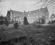 855407 Gezicht op het school- en kloostercomplex achter de St. Ludgeruskerk op de hoek van de ...